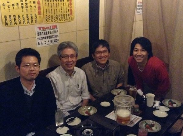 左から吉岡さん、小林先生、OBの岡田さん、加藤さんです。岡田っち、久しぶり～！！