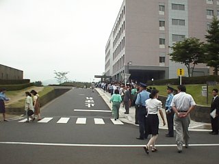 Photo of School of Nursing and people waiting Prince and Princess on 1998-07-16