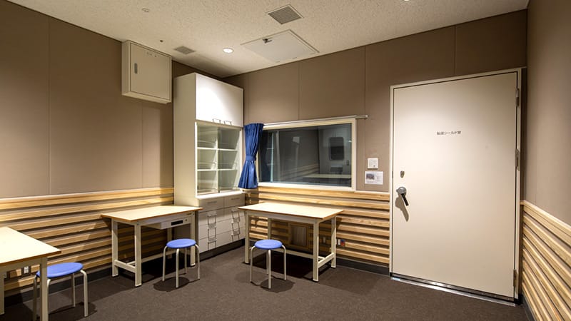 脳波・聴力検査実習室の内部、テーブルと椅子が配置された静かな環境。