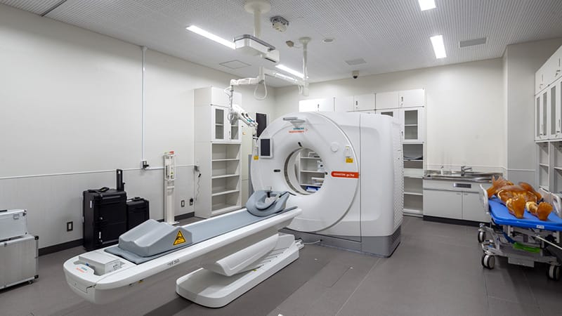 X線CT室の内部、医療機器と作業台が配置された清潔な環境。