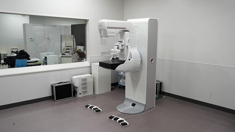 X線撮影室に設置された医療用機器が写っている画像。