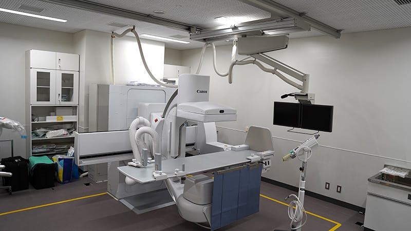 X線透視撮影室の内部、医療機器やモニターが配置された清潔な環境。