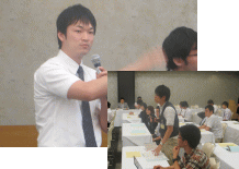 サマーセミナーで講演する男性と、参加者が座っている様子。