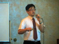 地域医療に関するサマーセミナーで講演する男性。