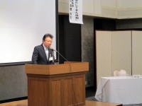 福島県立医科大学のサマーセミナーで講演を行う男性が壇上に立っている様子。