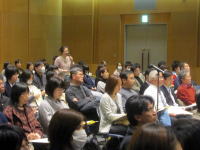 福島医学会のシンポジウムで講演を聴く参加者たちが集まる会場の様子。