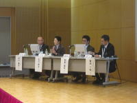 福島医学会のシンポジウムで講演を行う4人の専門家が並ぶ様子。
