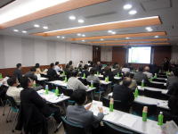 福島県立医科大学の会議室で行われている研修会の様子。参加者が講演を聴いている。