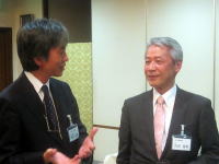 福島県立医科大学の関係者が会話を交わしている様子。