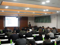 福島県立医科大学の会議室で行われている講演会の様子。参加者がスクリーンを見つめている。
