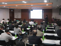 福島県立医科大学での講演会の様子。参加者が座ってプレゼンテーションを聴いている。