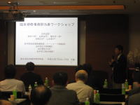 福島県立医科大学の講演会で、プレゼンテーションを行う講師と参加者の様子。