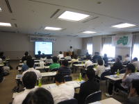 福島県立医科大学での講演会の様子。参加者が座ってプレゼンテーションを聴いている。