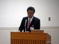 福島県立医科大学の会議で講演する紺野愼一氏が、壇上で話している様子。