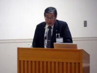 福島県立医科大学医学部同窓会の会長、加藤桂一郎氏が講演を行っている様子。