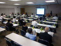 福島県立医科大学での研修会の様子。参加者が講演を聴いている。