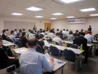 福島県立医科大学での会議の様子。参加者が集まり、講演を聴いている。