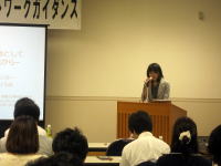 福島県立医科大学での講演会の様子。講師が壇上で話し、聴衆が注目している。