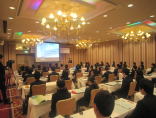 福島県立医科大学の講義が行われている会場の様子。多くの参加者が座っている。
