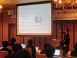 福島県立医科大学の講演会で、川井巧氏がプレゼンテーションを行っている様子。