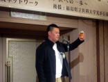 福島県立医科大学のイベントで乾杯の挨拶をする男性。