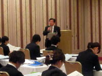 福島県立医科大学の講演会で話す講師と、聴講する学生たちの様子。