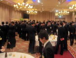 福島県立医科大学のイベントで、スーツを着た多くの参加者が集まっている様子。