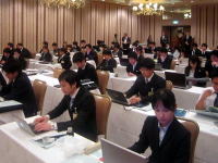 医療研修を受ける学生たちが、会場でパソコンを使いながら真剣に学んでいる様子。