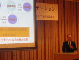 福島県立医科大学の講演会で話す講師とプレゼンテーション資料。