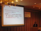 福島県立医科大学の講演会で、スライドを使って説明している講師の様子。
