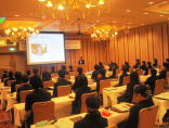 福島県立医科大学の研修会で講演を行う講師と参加者たちの様子。