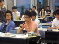 福島県立医科大学の学生が災害ボランティア活動報告会で意見を述べている様子。