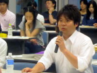福島県立医科大学の学生が災害ボランティア活動について報告している様子。