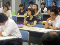福島県立医科大学での学生災害ボランティア活動報告会の様子。参加者が意見を交わしている。