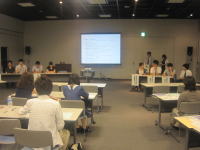 福島県立医科大学での学生災害ボランティア活動報告会の様子。参加者が発表を聞いている。