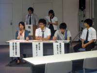 福島県立医科大学の学生が災害ボランティア活動について報告する会議の様子。