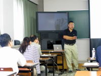 災害・放射線被ばく医療研修の講義中、講師が参加者に向けて説明している様子。