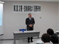 災害・放射線被ばく医療研修の講義中、講師が参加者に向けて話している様子。