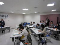 災害・放射線被ばく医療研修の講義を受ける学生たちが座っている教室の様子。