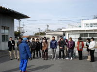 災害・放射線被ばく医療研修のために集まった参加者たちが、講師の話を聞いている様子。