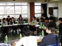 災害・放射線被ばく医療研修のための会議室で、参加者がテーブルを囲んで話し合っている様子。