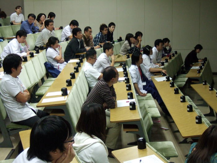 セミナーに参加している学生たちが座っている教室の様子。