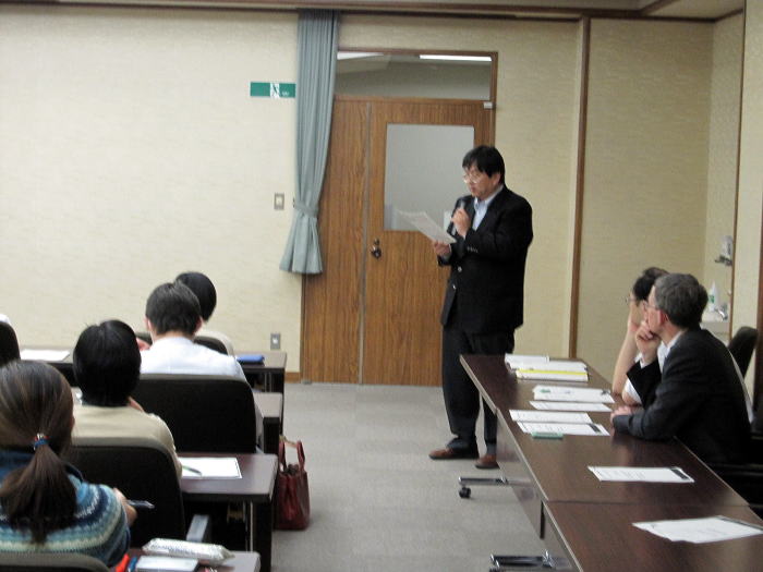 セミナーで講演を行う男性と聴衆の様子、福島県立医科大学のイベント。