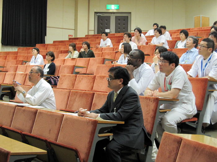 福島県立医科大学で行われたセミナーの様子。参加者が講演を聴いている。