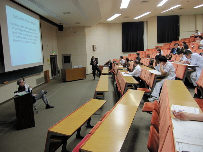 福島県立医科大学で行われたセミナーの様子。講師が講義を行い、受講生が真剣に聴講している。