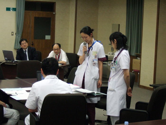 セミナーで発表する看護師たちと、聴講する医療関係者の様子。