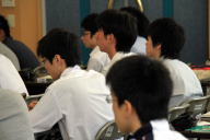 福島災害医療セミナーで真剣に講義を受ける学生たちの後ろ姿。
