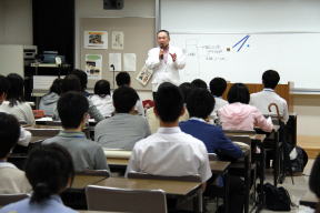 福島県立医科大学の医療系セミナーで講演する竹之下誠一副理事長と聴講する学生たち。