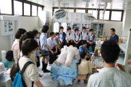 医療系セミナーで放射能汚染患者の救急医療について学ぶ学生たちの様子。