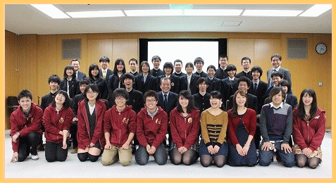 福島県立医科大学の医療系セミナーに参加した学生たちの集合写真。